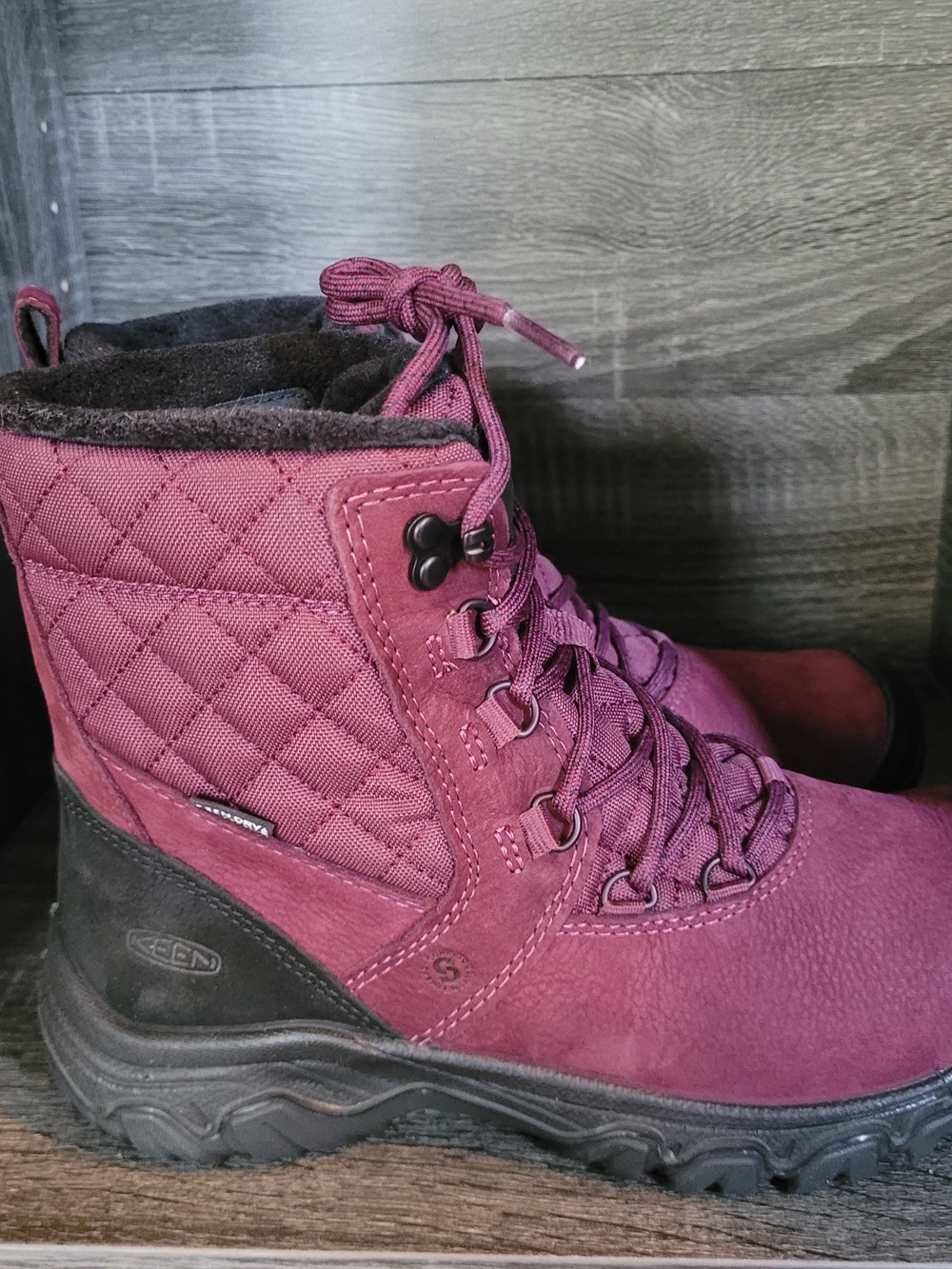 Keen Women's Quilted Burgundy Lace-Up Winter Boot